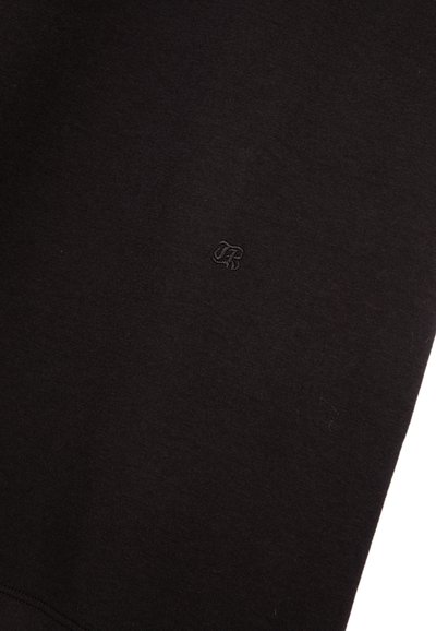 Zwarte sweatshirt met een zachte, gestructureerde stof en een klein geborduurd logo aan de onderkant. Eenvoudig ontwerp zonder extra patronen.