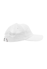 Weißes Baseballcap aus Baumwolle, mit gebogenem Schirm, verstellbarem Riemen hinten mit Metallverschluss und Belüftungslöchern oben.