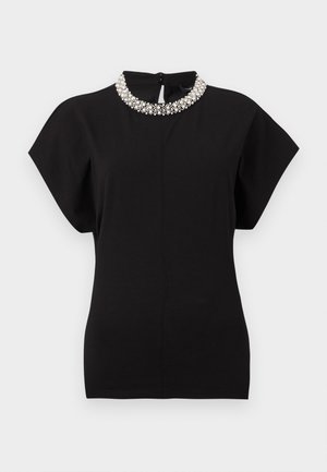 Črna kratka majica s kratkimi rokavi, okrašena z ovratnikom iz perl in kroglic ter z gumbom za zapiranje na zadnjem delu vratnega izreza.