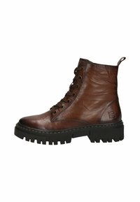 Botas de tobillo de cuero marrón con cordones en la parte delantera, suela de goma negra y resistente, y logotipo embossado en el costado. Acabado suave con un diseño robusto.
