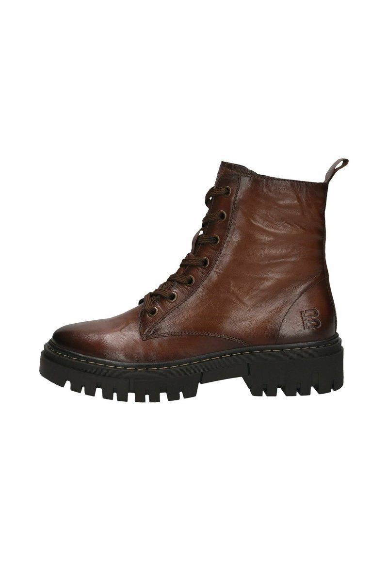 Botas de tobillo de cuero marrón con cordones en la parte delantera, suela de goma negra y resistente, y logotipo embossado en el costado. Acabado suave con un diseño robusto.