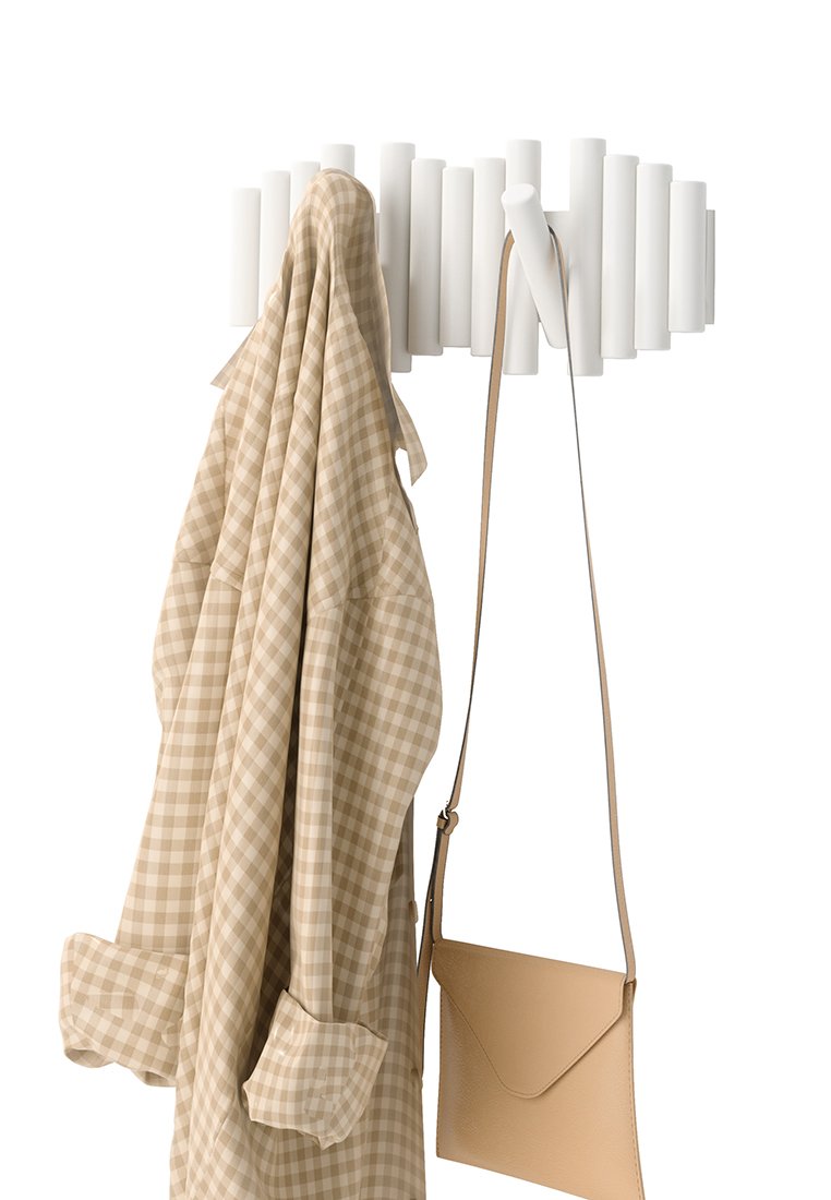 Gancio a parete bianco con design tubolare. Un indumento beige a quadri pende a sinistra, mentre una borsa a spalla beige è appoggiata a destra.