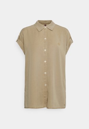 Beige overhemd met korte mouwen, knopen, kraag, opgerolde manchetten en een klein geborduurd logo op de linkerborst.