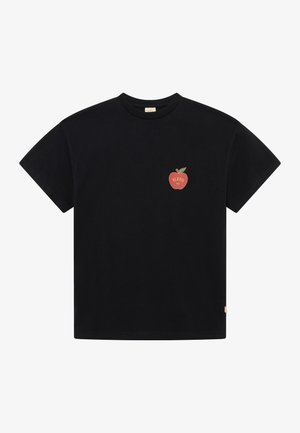 Schwarzes Baumwoll-T-Shirt mit einem roten Apfellogo und grünem Blatt sowie dem Text "BLKYS NY" auf der linken Brust. Klassischer Rundhalsausschnitt und lässige Passform.