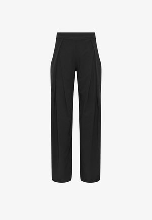 Mustat, korkeavyötäröiset räätälöidyt housut leveällä vyötärönauhalla ja suorilla, hieman väljillä lahkeilla valkoista taustaa vasten.