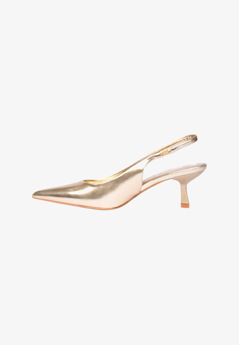 Sandal con tacco in metallo dorato, con punta affusolata, sottile cinturino alla caviglia e un piccolo tacco a blocco. Texture liscia con una finitura lucida.
