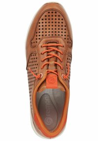 Hnědá kožená teniska s oranžovými detaily a perforovaným designem. Má zaoblenou špičku, oranžové tkaničky a polstrovanou podšívku.
