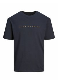 Navyblaue Baumwoll-T-Shirt mit kurzen Ärmeln, rundem Ausschnitt und mittig platziertem goldenen "JACK & JONES" Schriftzug auf der Vorderseite.