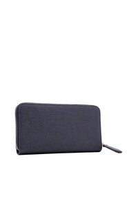 Portafoglio blu navy con zip, dalla superficie texture, caratterizzato da un motivo discreto e un piccolo tag in pelle per una maneggevolezza facilitata.