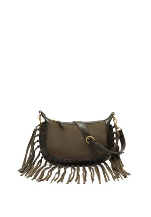 Brązowa torba na ramię zamszowa z czarną skórzaną lamówką, złotą klamrą i długimi frędzlami wzdłuż dolnej części i boków.