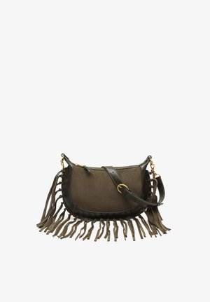 Brązowa torba na ramię zamszowa z czarną skórzaną lamówką, złotą klamrą i długimi frędzlami wzdłuż dolnej części i boków.