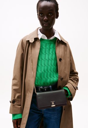 HER CHAIN CROSSOVER - Taška cez plece - black