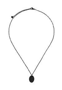 Collier en chaîne noire avec un pendentif ovale fin. La chaîne présente de petits maillons ronds. Le pendentif a une surface lisse et des bords arrondis.