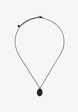 Zwarte ketting met een dunne, ovale hanger. De ketting heeft kleine, ronde schakels. De hanger heeft een gladde oppervlakte en afgeronde randen.