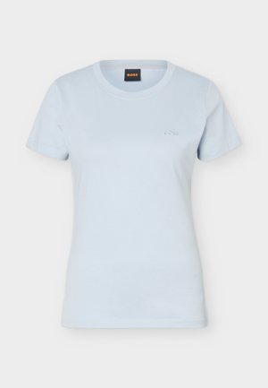 T-shirt pour femmes bleu clair à manches courtes, col rond, avec petit logo "BOSS" brodé sur la poitrine gauche et étiquette noire à l'intérieur du col.