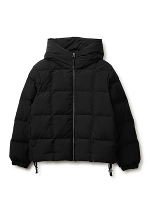 Schwarze Pufferjacke mit Kapuze, ausgestattet mit einem Reißverschluss vorne, gestepptem Muster, elastischen Bündchen und verstellbaren Kordeln am Saum.