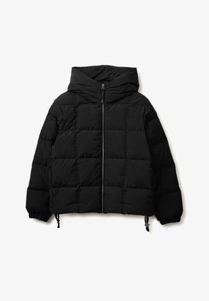 Schwarze Pufferjacke mit Kapuze, ausgestattet mit einem Reißverschluss vorne, gestepptem Muster, elastischen Bündchen und verstellbaren Kordeln am Saum.