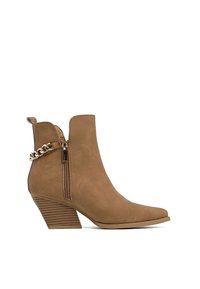 Stivale alla caviglia in suede beige con punta affusolata, zip decorativa e un accento a catena. Presenta un tacco impilato con scanalature orizzontali per una maggiore texture.