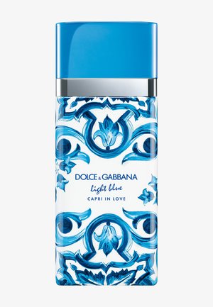 Flacon de parfum rectangulaire et haut avec motifs floraux bleus, bande argentée et bouchon bleu portant l'étiquette Dolce & Gabbana Light Blue Capri In Love.