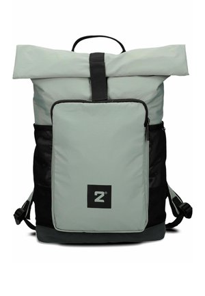 Zaino a roll-top grigio chiaro con tasche laterali nere, scomparto frontale con zip, tracolla nera e logo quadrato centrato in basso.
