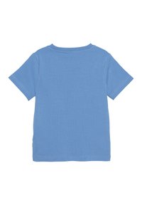 Jasnoniebieska bawełniana koszulka z krótkimi rękawami i okrągłym dekoltem. Ma prosty design oraz małą metkę na dolnym lewym boku.