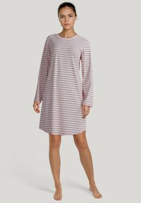 Gestreepte nachtjurk van zachte stof, met lange mouwen, ronde halslijn en een losse pasvorm. Kleuren zijn lichtroze en marineblauwe strepen.