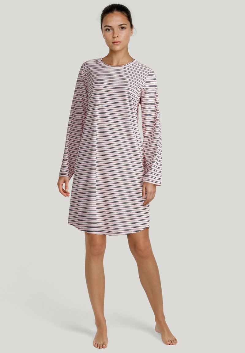 Gestreepte nachtjurk van zachte stof, met lange mouwen, ronde halslijn en een losse pasvorm. Kleuren zijn lichtroze en marineblauwe strepen.