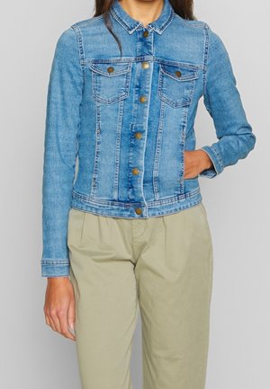 Lyseblå denimjakke med klassisk krave, knaplukning og to brystlommer. Har lange ærmer og en skræddersyet pasform.