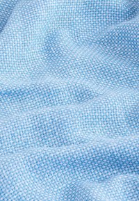 Tela tejida de color azul claro con un patrón texturizado en forma de cuadrícula. Brillo suave y sutil con hilos entrelazados que crean profundidad y dimensión.