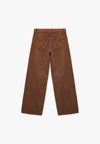 Brązowe dżinsy o szerokim kroju z gładką fakturą, z dwoma tylnymi kieszeniami i wysokim stanem, wyeksponowane z perspektywy tyłu.