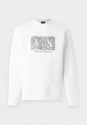 Hvid Armani Exchange sweatshirt med lange ærmer med en tekstureret sort og hvid A|X-logo og "ARMANI EXCHANGE" tekst centreret foran.