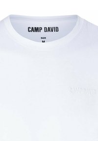 Witte katoen T-shirt met ronde hals, voorzien van een reliëf "CAMP DAVID" logo aan de voorkant. Maattag M aan de binnenkant van de kraag.