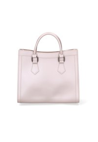 Sac à main en cuir rose doux avec une forme structurée, présentant deux courtes poignées et des détails de couture subtils, posé sur un fond blanc.