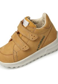 Scarpa alta in suede giallo con due cinturini in Velcro, suola in gomma bianca testurizzata e logo verde "NATURINO" sul lato.
