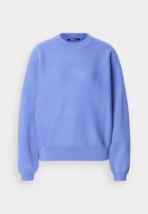 Pulover albastru deschis cu guler rotund, mâneci lungi și manșete zimțate. Textură moale și croială lejeră, design minimalist.