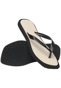 Sorte flip-flops med en teksturert stropp og en beige syntetisk fotpute. Sålen har et ribbet mønster for bedre grep.
