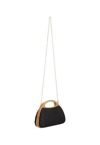 Bolso tejido negro con marco y asa de madera, con una cadena larga y delgada de color dorado para llevar al hombro o cruzado.
