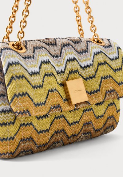 Sac à main avec des anses chaîne dorées, présentant un motif zigzag texturé en jaune, orange, noir et beige, avec un fermoir doré Missoni.