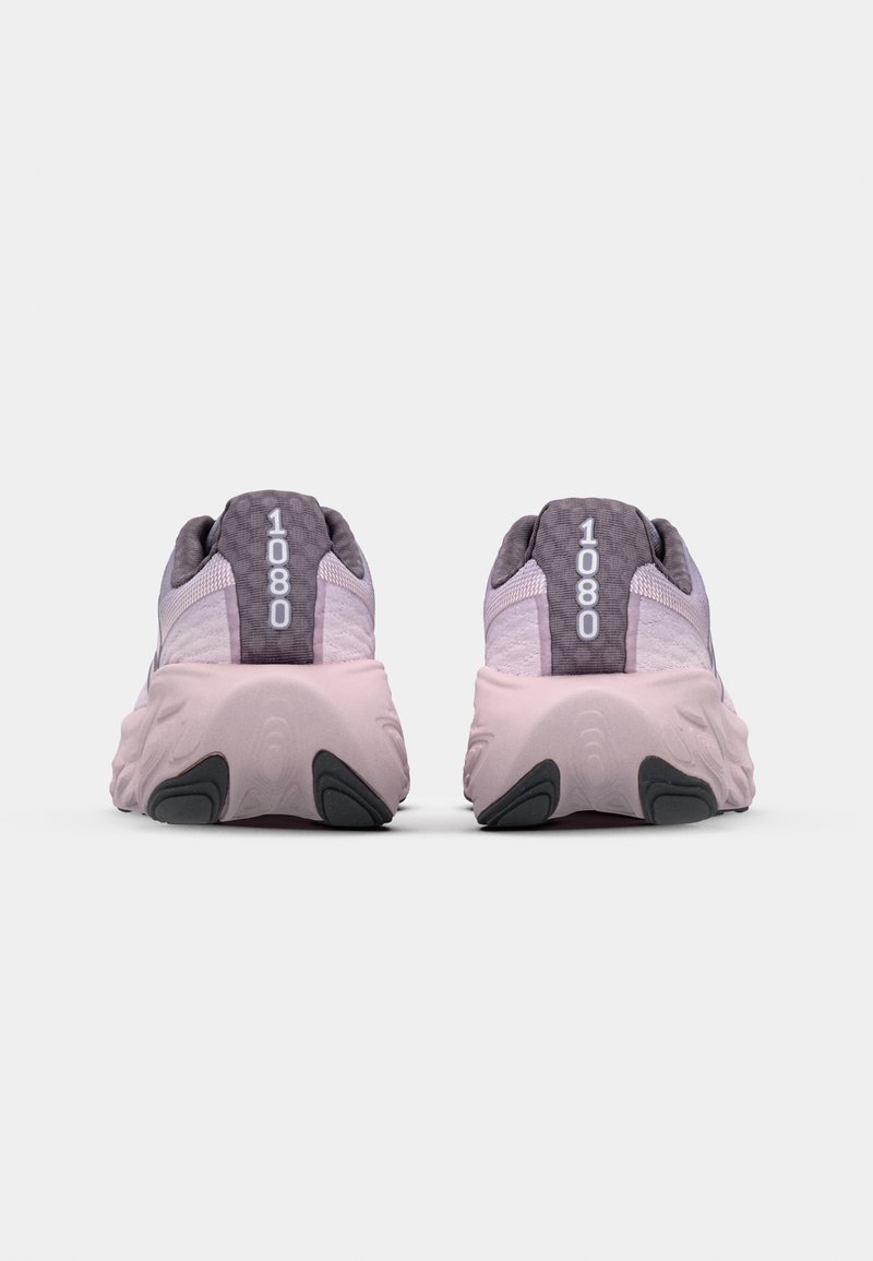 Baskets de sport roses et grises avec un dessus texturé et des motifs hexagonaux, arborant la marque "1080" au niveau du talon et des accents en caoutchouc sur la semelle.