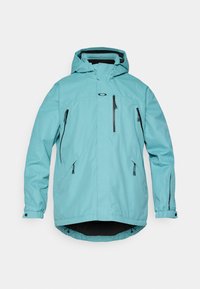 Helle blaue wasserdichte Jacke mit Kapuze, langen Ärmeln, zwei vorderen Reißverschluss-Taschen und schwarzen Akzenten an den Reißverschlüssen und dem Saum. Glatte Textur.