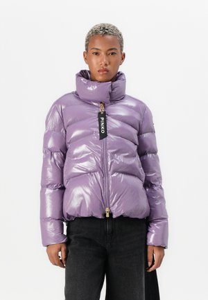 Giacca a vento lucida viola con colletto alto, chiusura con zip e cuciture a chevron visibili; presenta un'etichetta nera con la scritta "PINKO."
