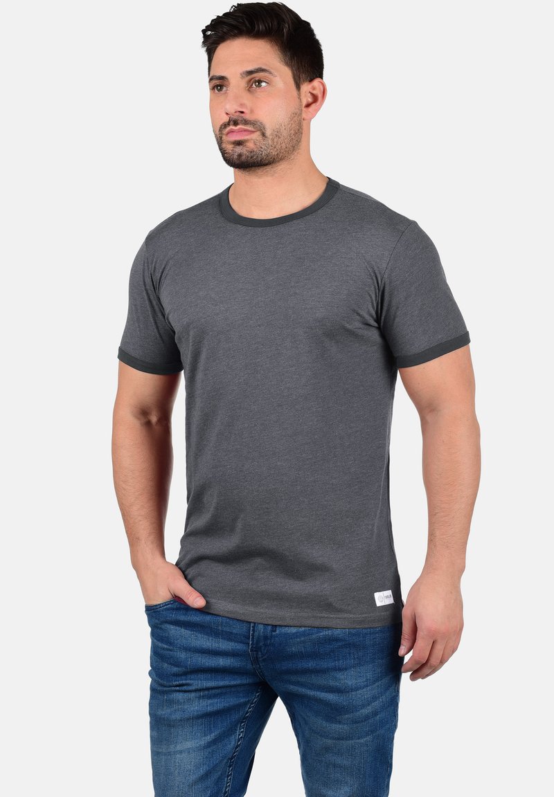 Grijze T-shirt met korte mouwen en een contrasterende donkergrijze geribbelde kraag en manchetten, met een klein logolabel op de zoom.