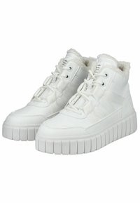 Zapatillas altas blancas con un cuello de imitación de piel de pelo sintético acolchado, cuero texturizado y una suela de goma gruesa y estriada. Presenta un cierre de cordones en la parte delantera y franjas en los laterales.