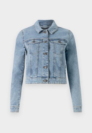 Chaqueta de denim azul claro con mangas largas, cuello clásico, dos bolsillos en el pecho y cierre de botones. Presenta detalles cosidos y un diseño corto.