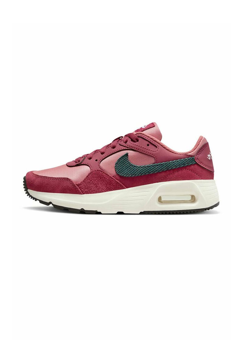 Baskets Nike dans des teintes de rose et de bordeaux. Comprend des matières en daim et en mesh, un swoosh accent vert, et une semelle intermédiaire blanche avec un unité AIR.