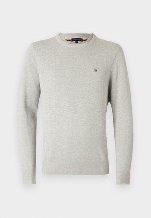 Pull gris clair à col rond, manches longues et petit logo rouge, blanc et bleu sur la poitrine gauche.