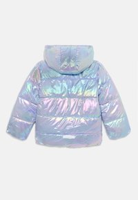 Giacca a vento iridescente in colori pastello, caratterizzata da un cappuccio, un design trapuntato e una texture liscia e lucida. La vista posteriore mostra cuciture orizzontali.