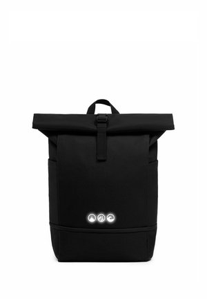 Zaino nero con chiusura a rotolo, fibbia frontale e tre piccole icone luminose vicino al centro inferiore su sfondo bianco.