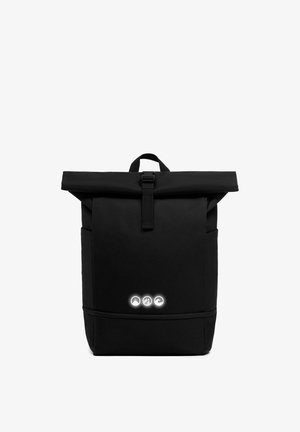 Schwarzer Rolltop-Rucksack mit Frontverschluss und drei kleinen leuchtenden Symbolen in der Nähe der unteren Mitte auf weißem Hintergrund.