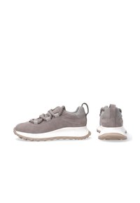 Graue Wildledersneaker mit einer dicken weißen Mittelsohle, strukturiertem Gummi-Außensohle und elastischen Schnürsenkeln. Verfügt über eine Zuglasche an der Ferse für ein einfaches Anziehen.